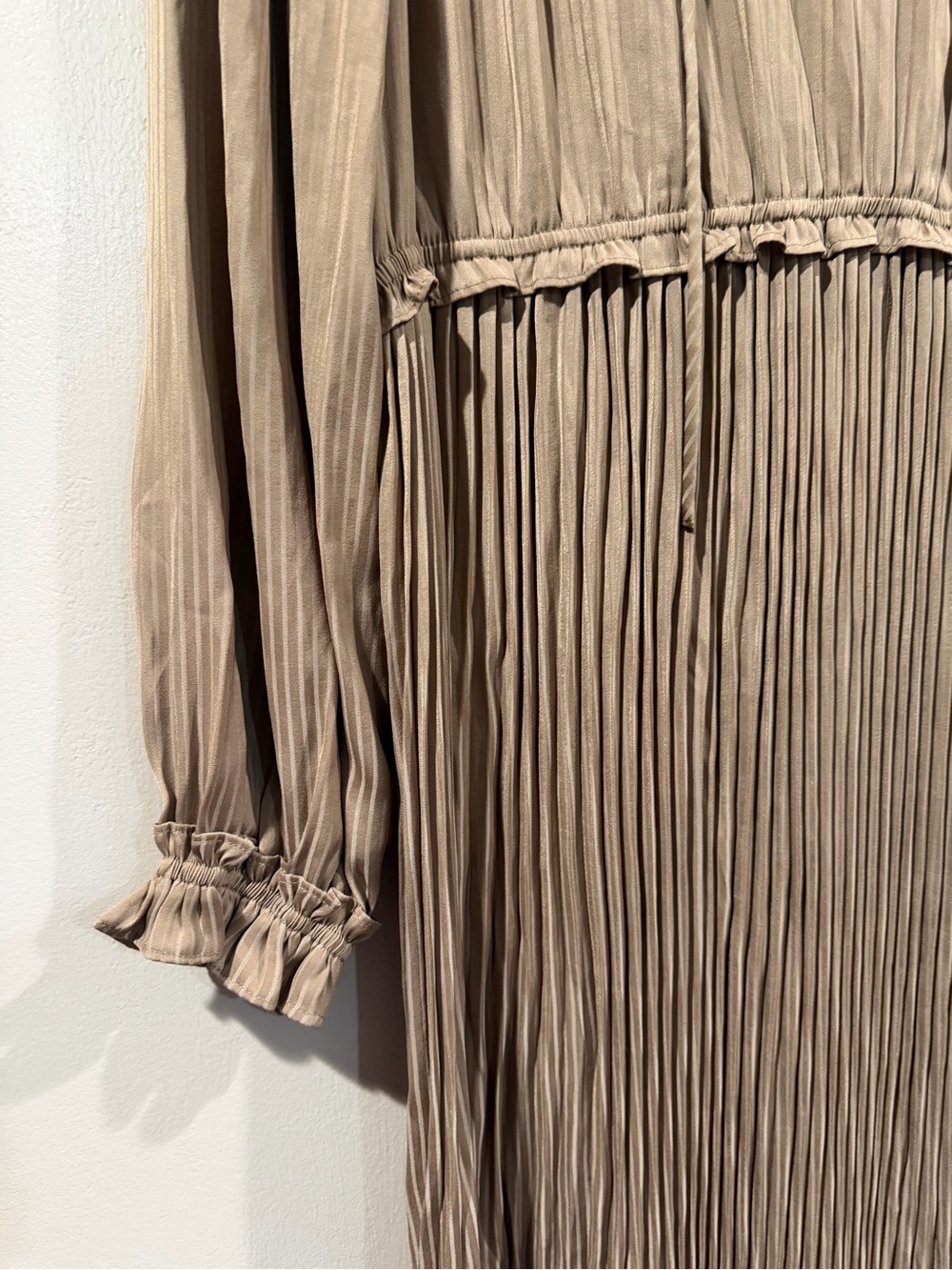 EUC Current Air Taupe Pleated V-Neck Long Sleeve Maxi Dress Size Med. Fits Large - Picture 7 of 7